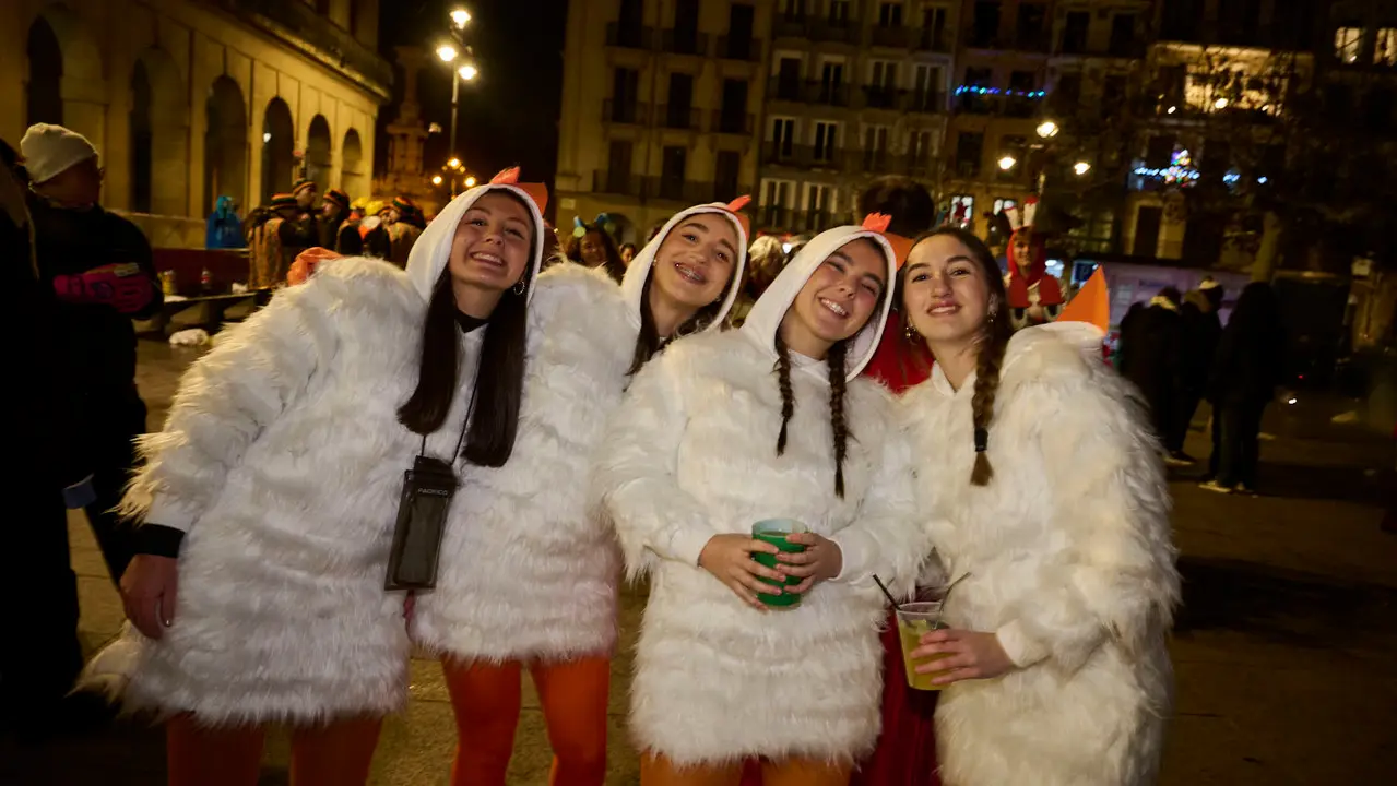 Miles de personas celebran la Nochevieja 2025 en Pamplona disfraz&aacute;ndose y animando las calles. PABLO LASAOSA