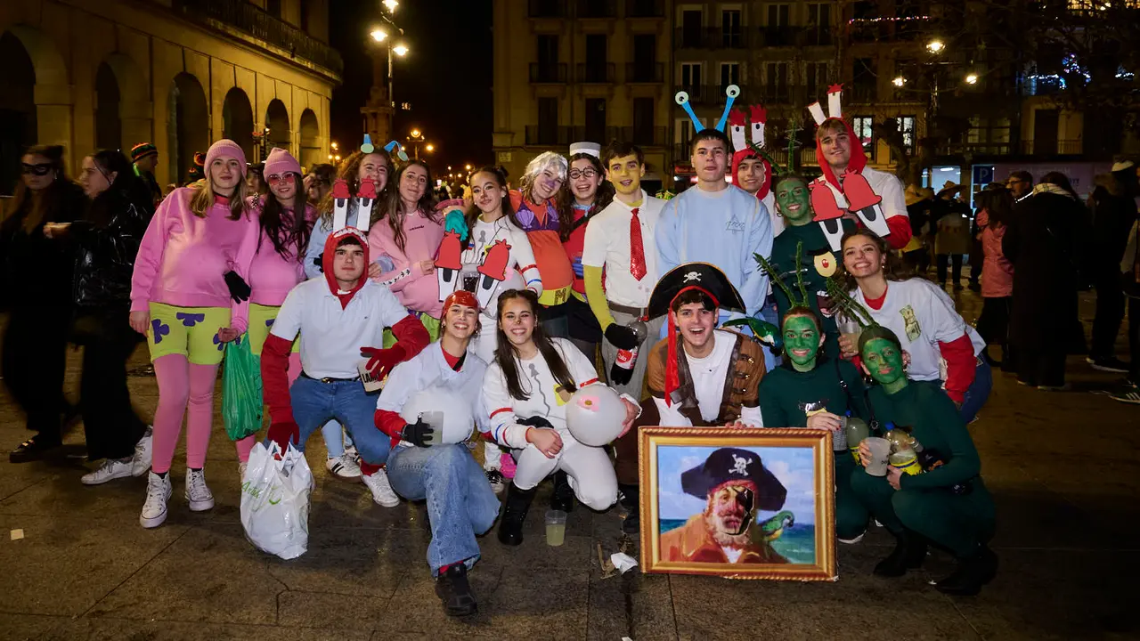 Miles de personas celebran la Nochevieja 2025 en Pamplona disfraz&aacute;ndose y animando las calles. PABLO LASAOSA
