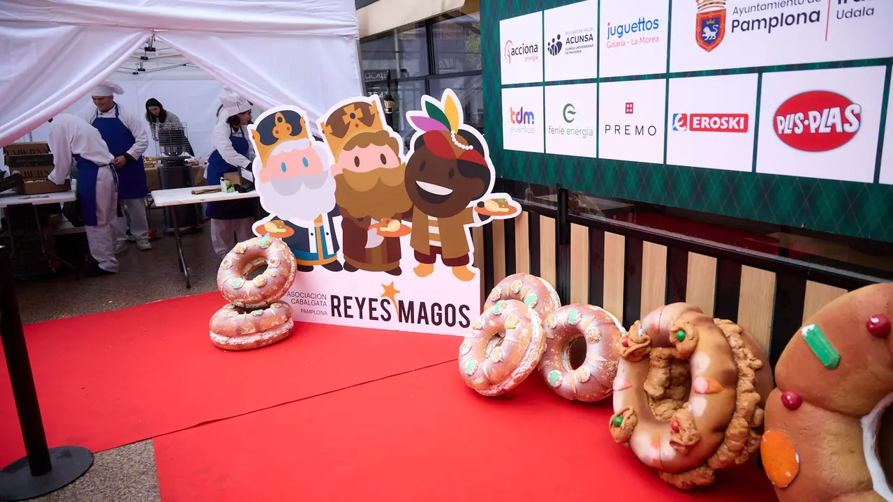 Degustaci&oacute;n de Rosc&oacute;n de Reyes, organizado por la Asociaci&oacute;n Cabalgata Reyes Magos de Pamplona. I&Ntilde;IGO ALZUGARAY