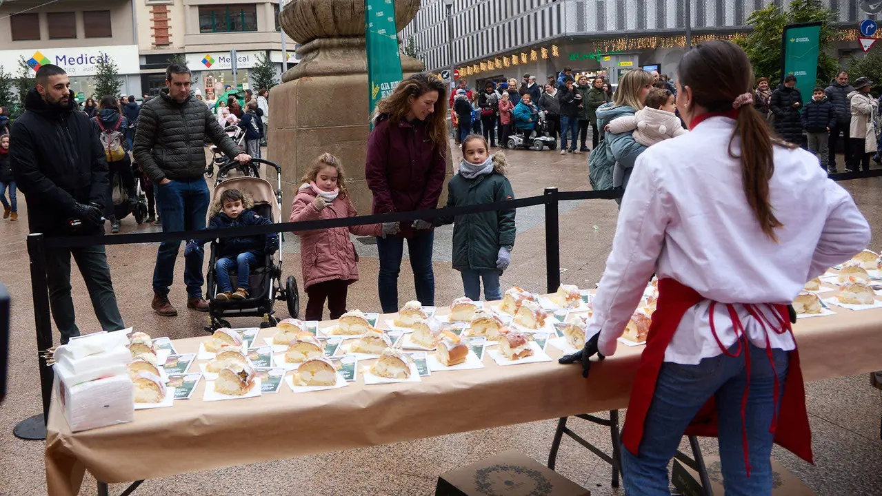 Degustaci&oacute;n de Rosc&oacute;n de Reyes, organizado por la Asociaci&oacute;n Cabalgata Reyes Magos de Pamplona. I&Ntilde;IGO ALZUGARAY