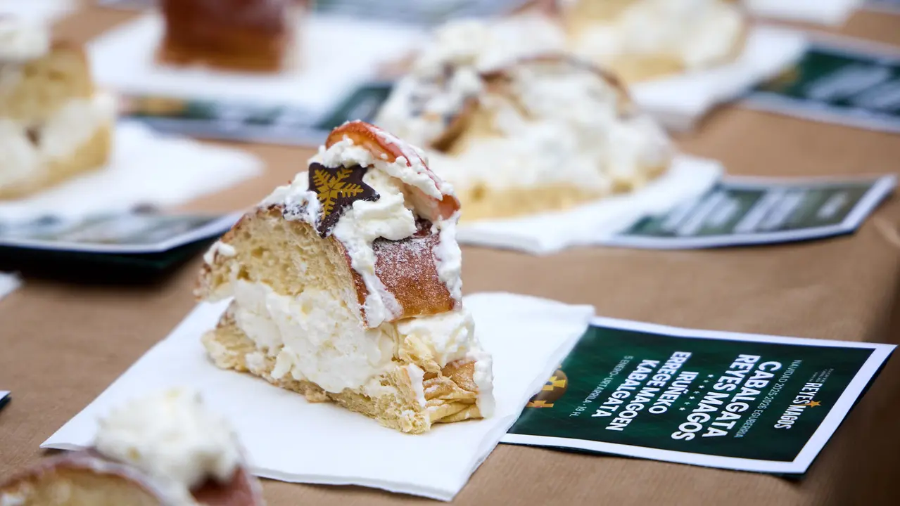 Degustaci&oacute;n de Rosc&oacute;n de Reyes, organizado por la Asociaci&oacute;n Cabalgata Reyes Magos de Pamplona. I&Ntilde;IGO ALZUGARAY