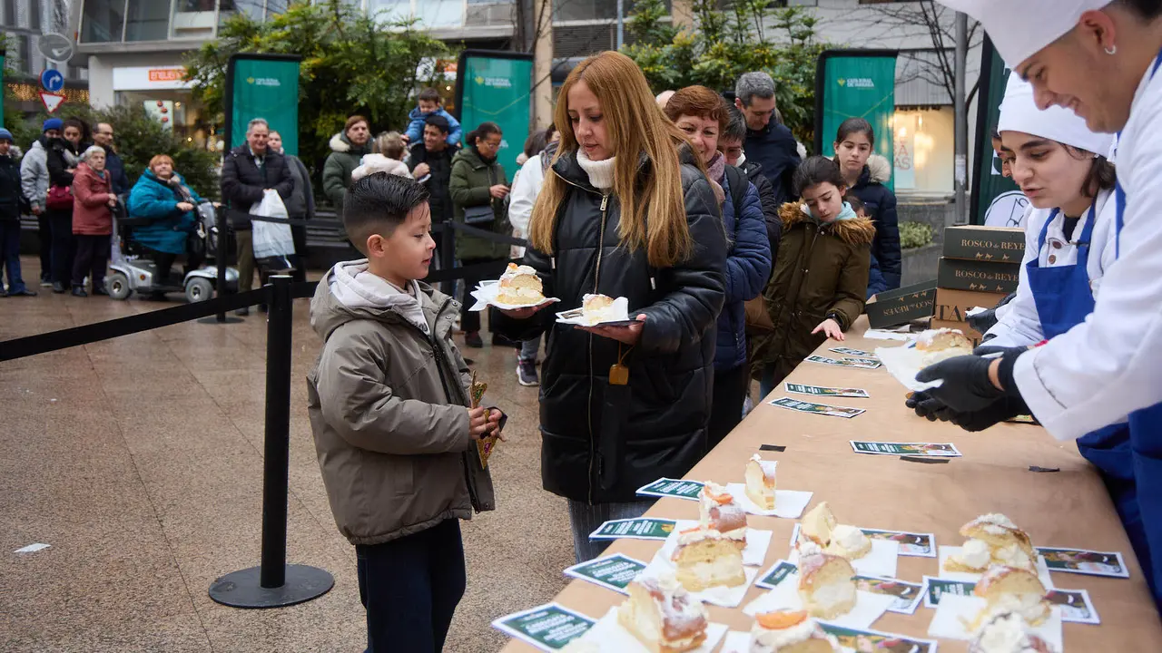 Degustaci&oacute;n de Rosc&oacute;n de Reyes, organizado por la Asociaci&oacute;n Cabalgata Reyes Magos de Pamplona. I&Ntilde;IGO ALZUGARAY