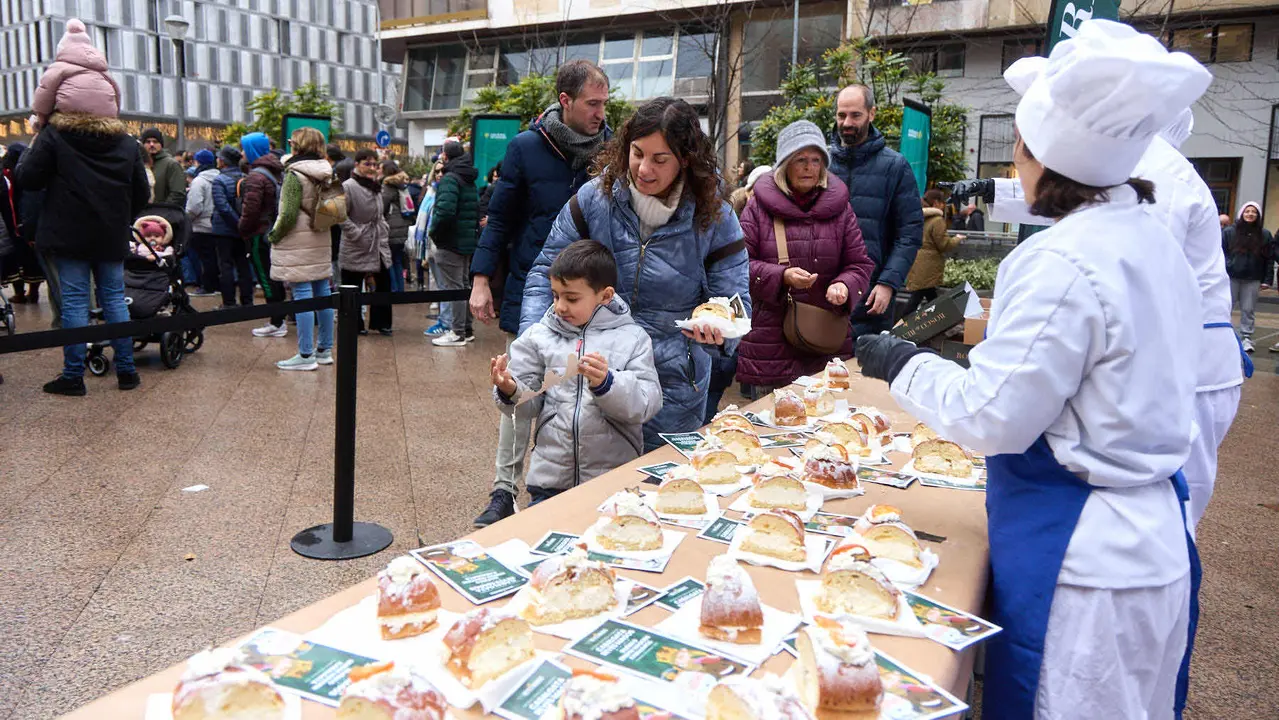 Degustaci&oacute;n de Rosc&oacute;n de Reyes, organizado por la Asociaci&oacute;n Cabalgata Reyes Magos de Pamplona. I&Ntilde;IGO ALZUGARAY