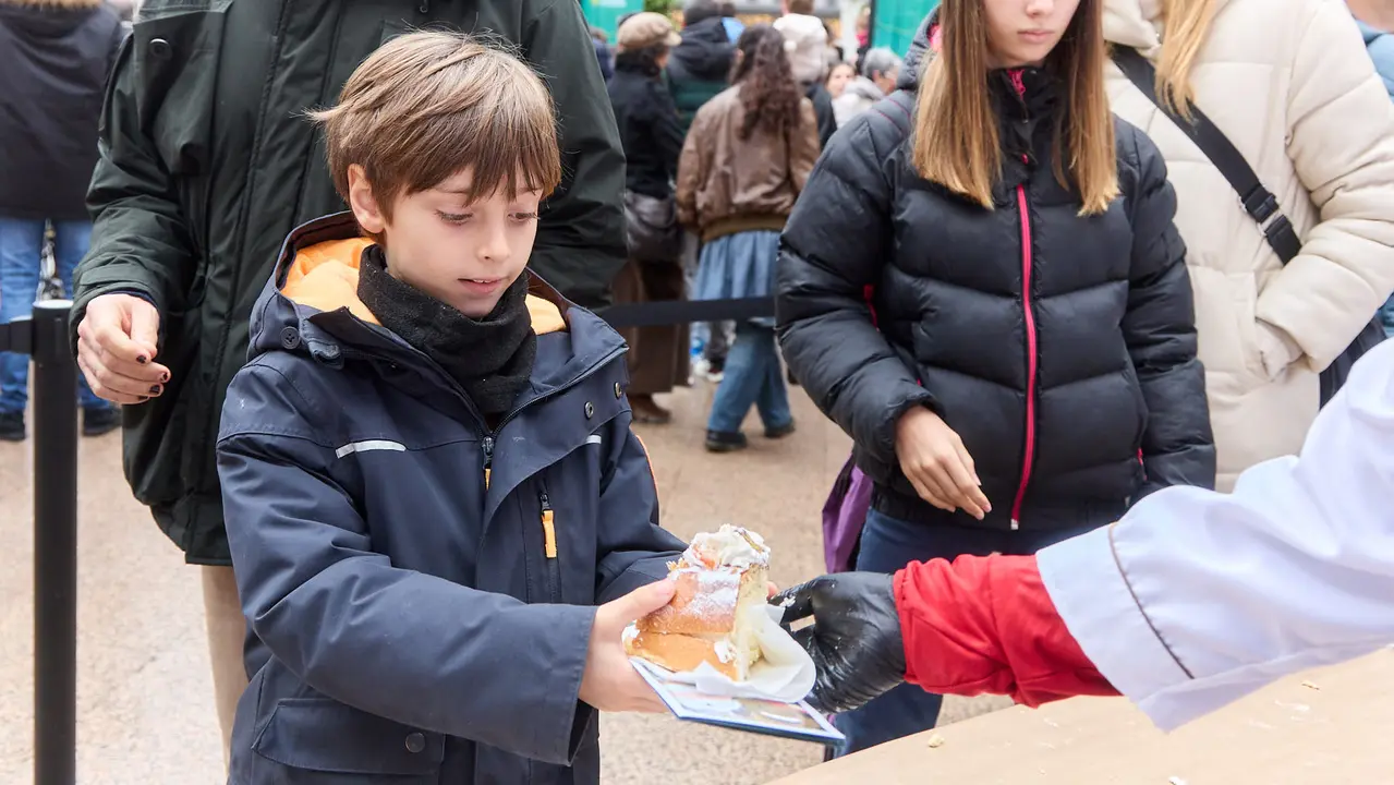 Degustaci&oacute;n de Rosc&oacute;n de Reyes, organizado por la Asociaci&oacute;n Cabalgata Reyes Magos de Pamplona. I&Ntilde;IGO ALZUGARAY