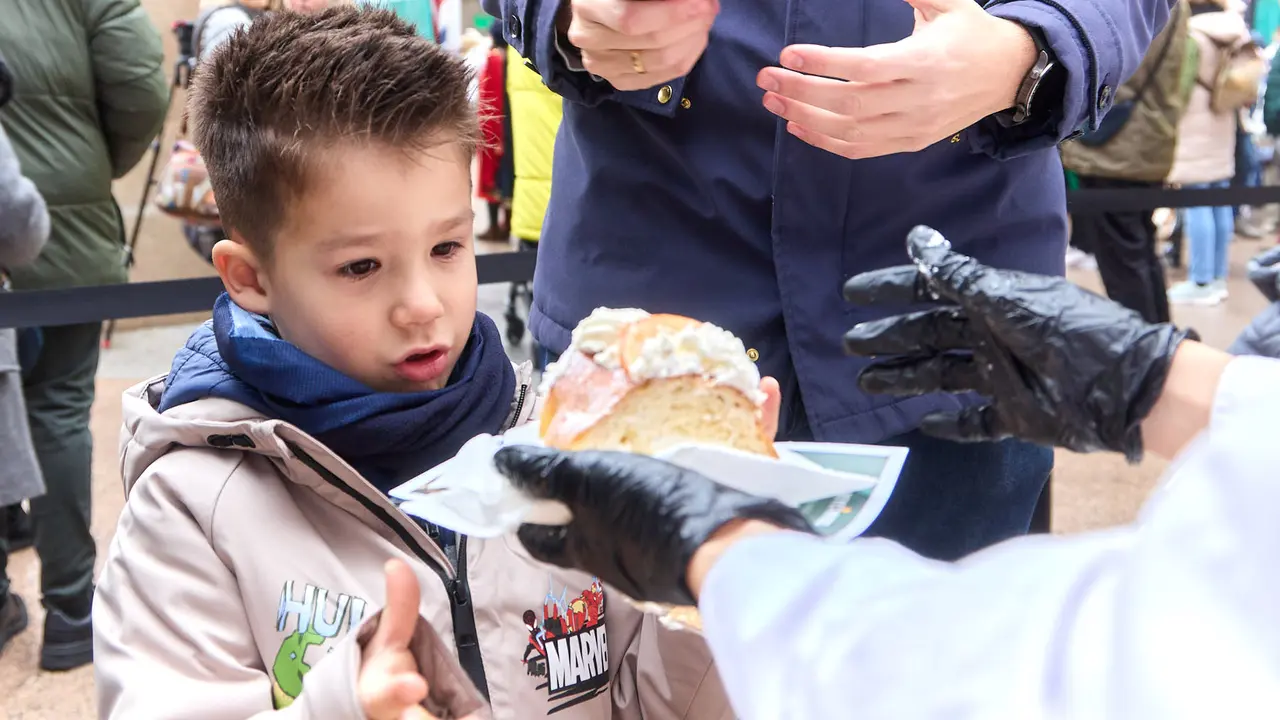 Degustaci&oacute;n de Rosc&oacute;n de Reyes, organizado por la Asociaci&oacute;n Cabalgata Reyes Magos de Pamplona. I&Ntilde;IGO ALZUGARAY