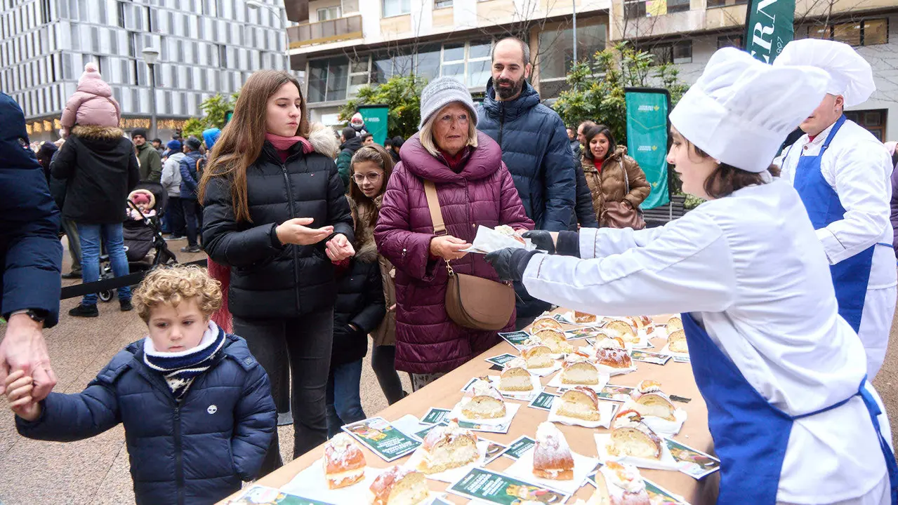 Degustaci&oacute;n de Rosc&oacute;n de Reyes, organizado por la Asociaci&oacute;n Cabalgata Reyes Magos de Pamplona. I&Ntilde;IGO ALZUGARAY