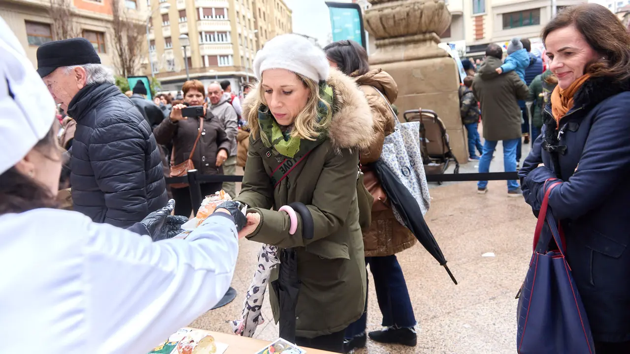 Degustaci&oacute;n de Rosc&oacute;n de Reyes, organizado por la Asociaci&oacute;n Cabalgata Reyes Magos de Pamplona. I&Ntilde;IGO ALZUGARAY