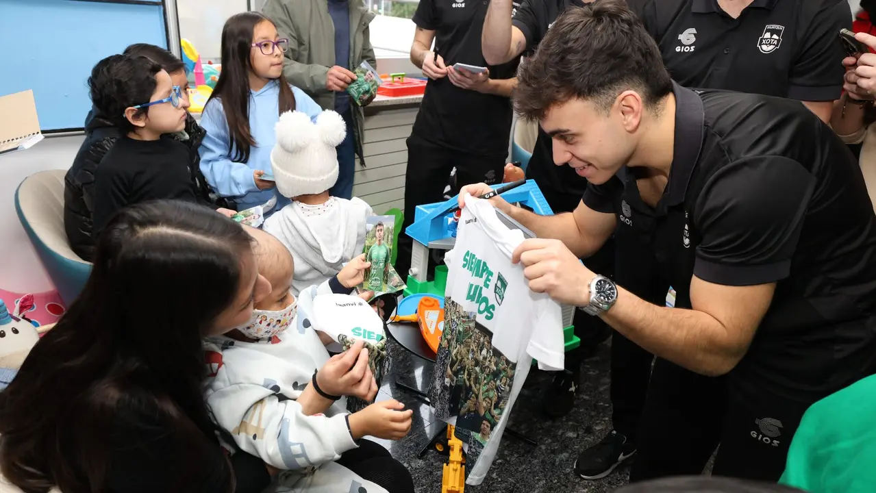 Jugadores de Osasuna visitan a ni&ntilde;os ingresados en la Cl&iacute;nica Universidad de Navarra. CL&Iacute;NICA UNIVERSIDAD DE NAVARRA