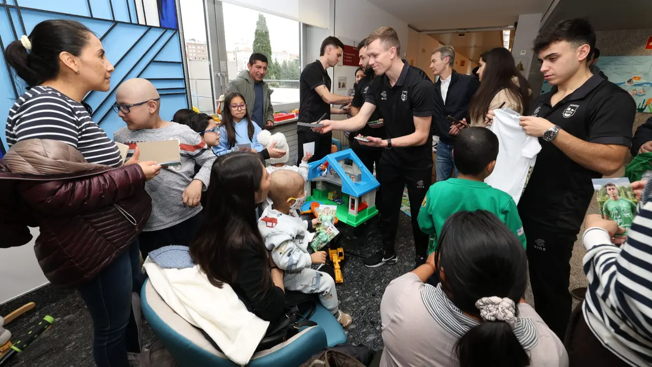 Jugadores de Osasuna visitan a ni&ntilde;os ingresados en la Cl&iacute;nica Universidad de Navarra. CL&Iacute;NICA UNIVERSIDAD DE NAVARRA
