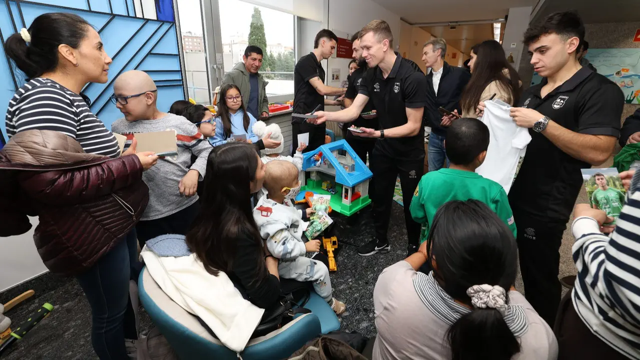 Jugadores de Osasuna visitan a ni&ntilde;os ingresados en la Cl&iacute;nica Universidad de Navarra. CL&Iacute;NICA UNIVERSIDAD DE NAVARRA