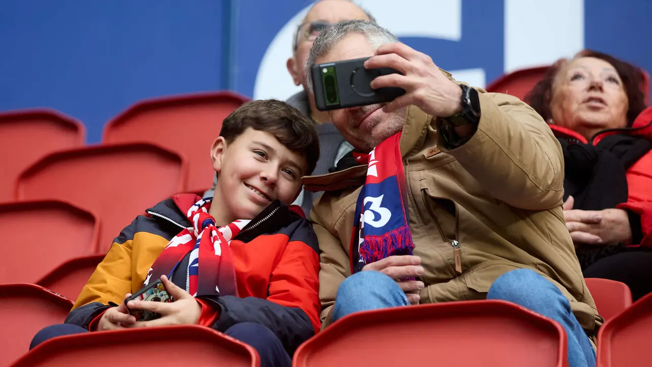 La grada del estadio de El Sadar durante el partido de La Liga EA Sports entre CA Osasuna y Athletic Club disputado en Pamplona. I&Ntilde;IGO ALZUGARAY