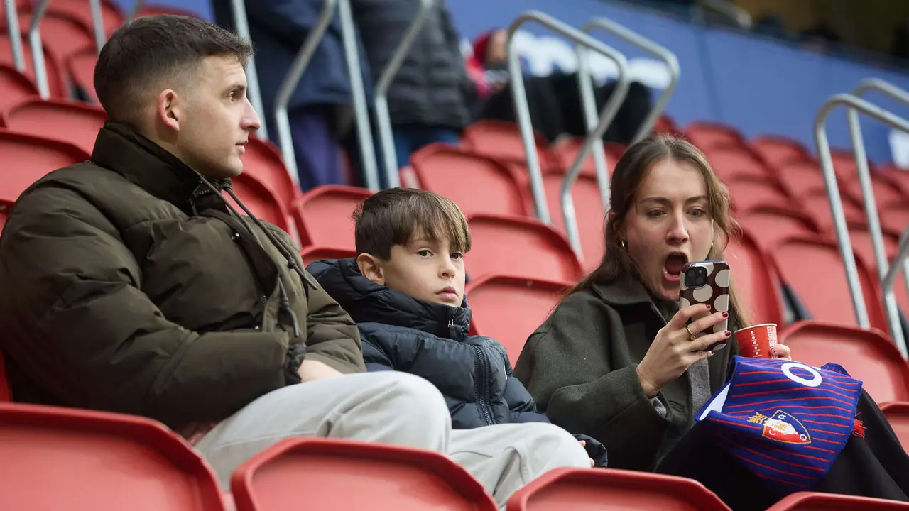 La grada del estadio de El Sadar durante el partido de La Liga EA Sports entre CA Osasuna y Athletic Club disputado en Pamplona. I&Ntilde;IGO ALZUGARAY