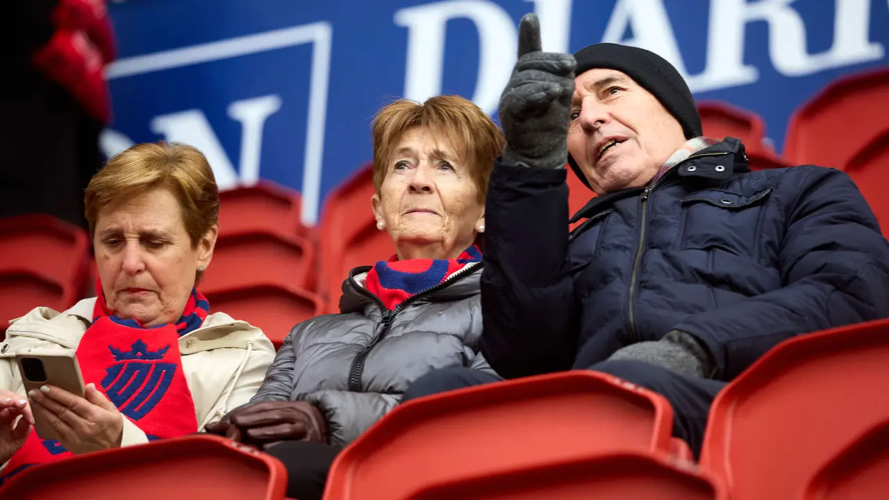La grada del estadio de El Sadar durante el partido de La Liga EA Sports entre CA Osasuna y Athletic Club disputado en Pamplona. I&Ntilde;IGO ALZUGARAY
