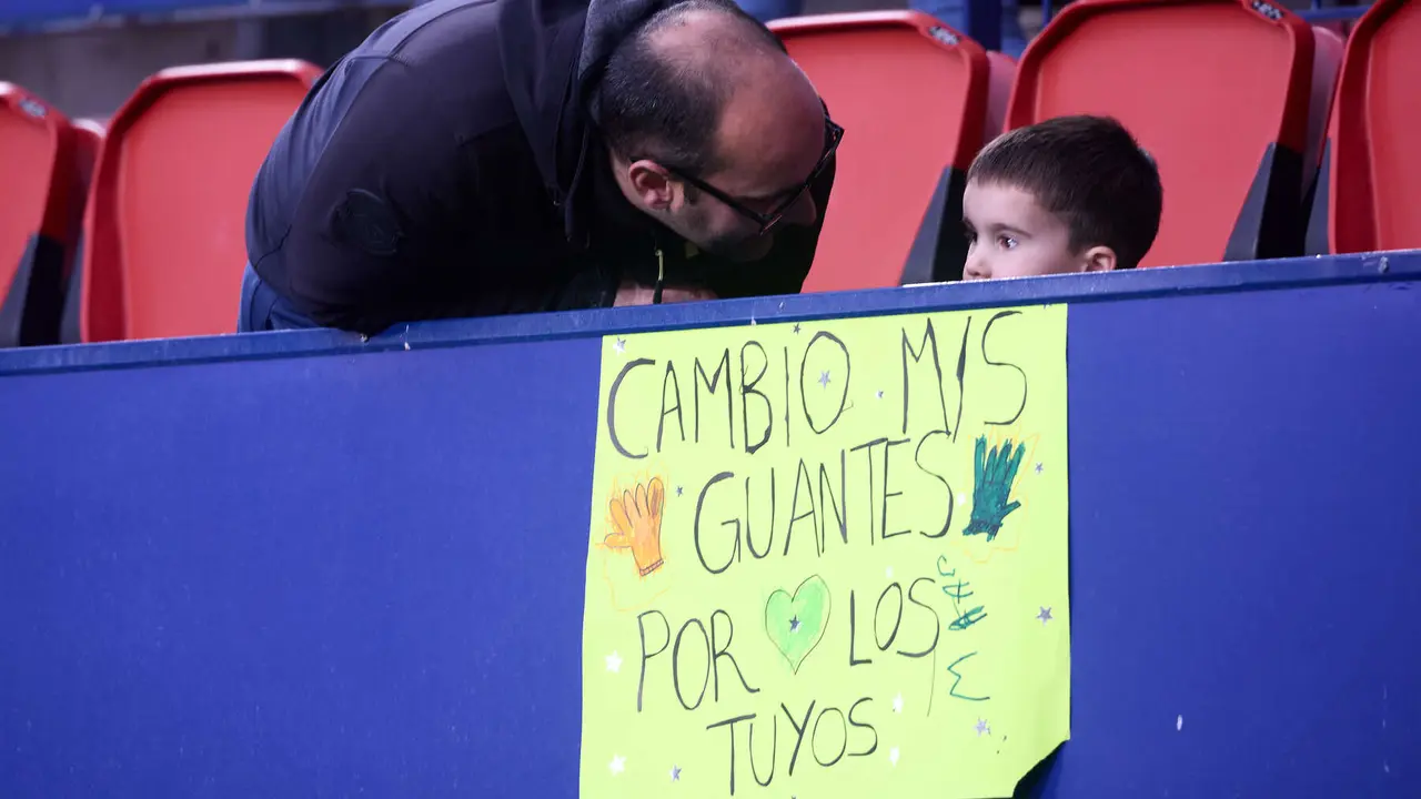 La grada del estadio de El Sadar durante el partido de La Liga EA Sports entre CA Osasuna y Athletic Club disputado en Pamplona. I&Ntilde;IGO ALZUGARAY