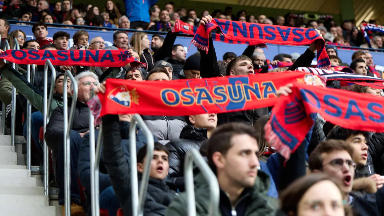 La grada del estadio de El Sadar durante el partido de La Liga EA Sports entre CA Osasuna y Athletic Club disputado en Pamplona. I&Ntilde;IGO ALZUGARAY