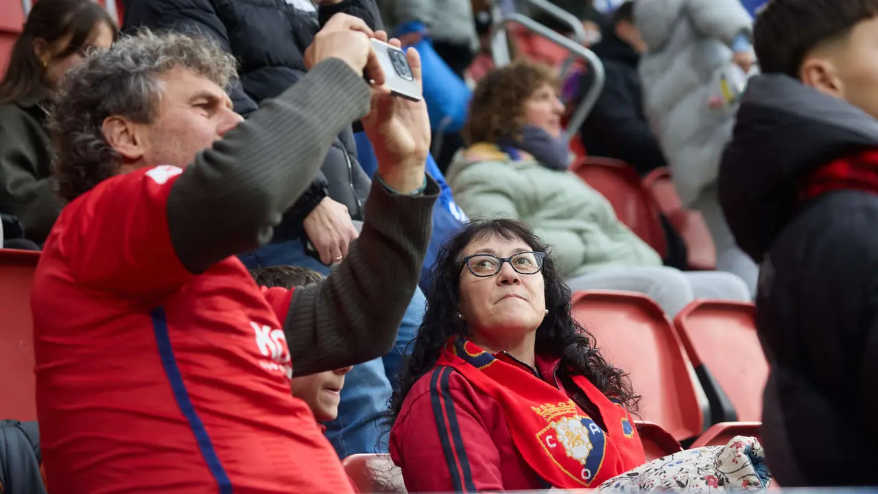 La grada del estadio de El Sadar durante el partido de La Liga EA Sports entre CA Osasuna y Athletic Club disputado en Pamplona. I&Ntilde;IGO ALZUGARAY