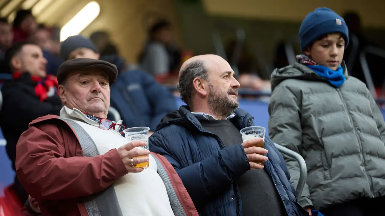 La grada del estadio de El Sadar durante el partido de La Liga EA Sports entre CA Osasuna y Athletic Club disputado en Pamplona. I&Ntilde;IGO ALZUGARAY