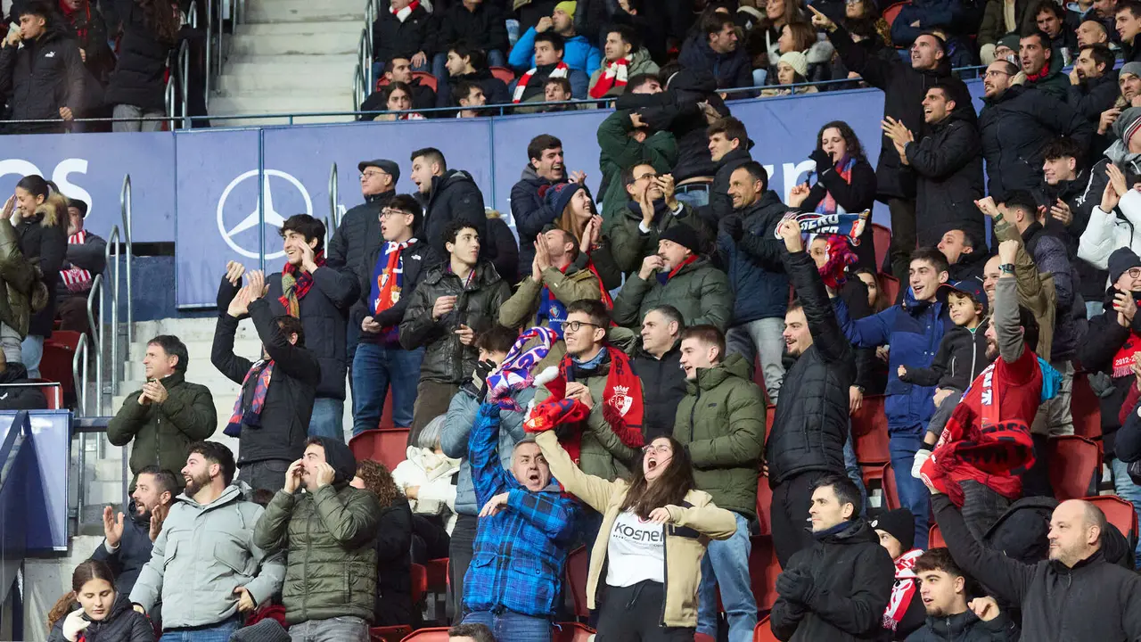 La grada del estadio de El Sadar durante el partido de La Liga EA Sports entre CA Osasuna y Athletic Club disputado en Pamplona. I&Ntilde;IGO ALZUGARAY