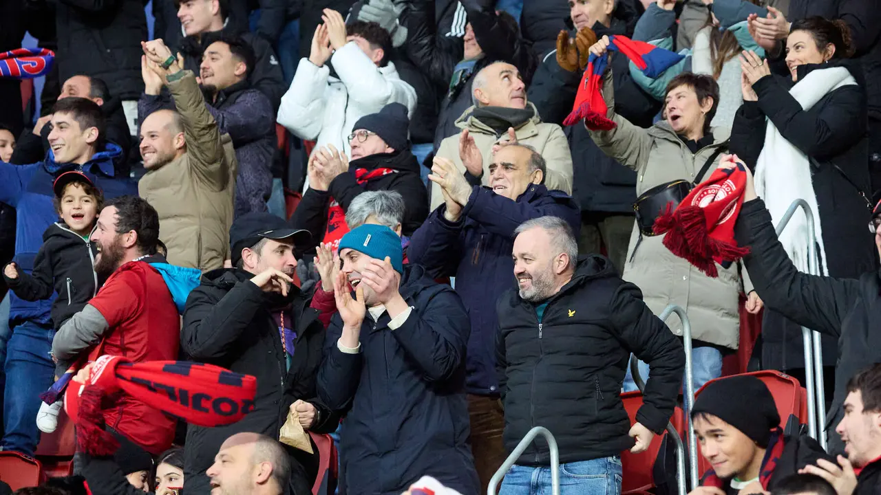 La grada del estadio de El Sadar durante el partido de La Liga EA Sports entre CA Osasuna y Athletic Club disputado en Pamplona. I&Ntilde;IGO ALZUGARAY