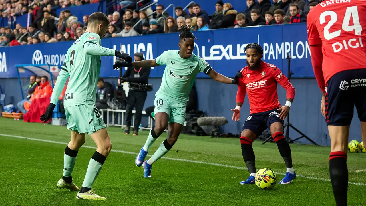 Nico Williams (10. Athletic Club) y Valentin Rosier (19. CA Osasuna) durante el partido de La Liga EA Sports entre CA Osasuna y Athletic Club disputado en el estadio de El Sadar en Pamplona. I&Ntilde;IGO ALZUGARAY