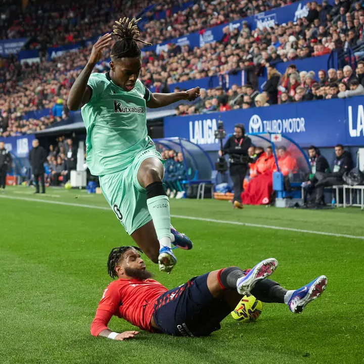 Valentin Rosier (19. CA Osasuna) y Nico Williams (10. Athletic Club) durante el partido de La Liga EA Sports entre CA Osasuna y Athletic Club disputado en el estadio de El Sadar en Pamplona. I&Ntilde;IGO ALZUGARAY