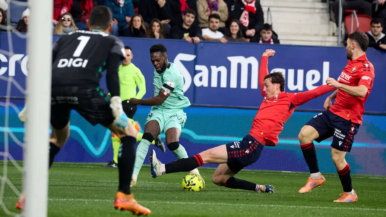 Sergio Herrera (1. CA Osasuna), I&ntilde;aki Williams (9. Athletic Club), Jorge Herrando (5. CA Osasuna) y Javi Gal&aacute;n (20. CA Osasuna) durante el partido de La Liga EA Sports entre CA Osasuna y Athletic Club disputado en el estadio de El Sadar en Pamplona. I&Ntilde;IGO ALZUGARAY