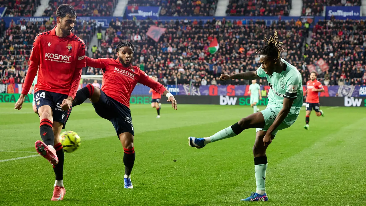 Alejandro Catena (24. CA Osasuna), Valentin Rosier (19. CA Osasuna) y Nico Williams (10. Athletic Club) durante el partido de La Liga EA Sports entre CA Osasuna y Athletic Club disputado en el estadio de El Sadar en Pamplona. I&Ntilde;IGO ALZUGARAY