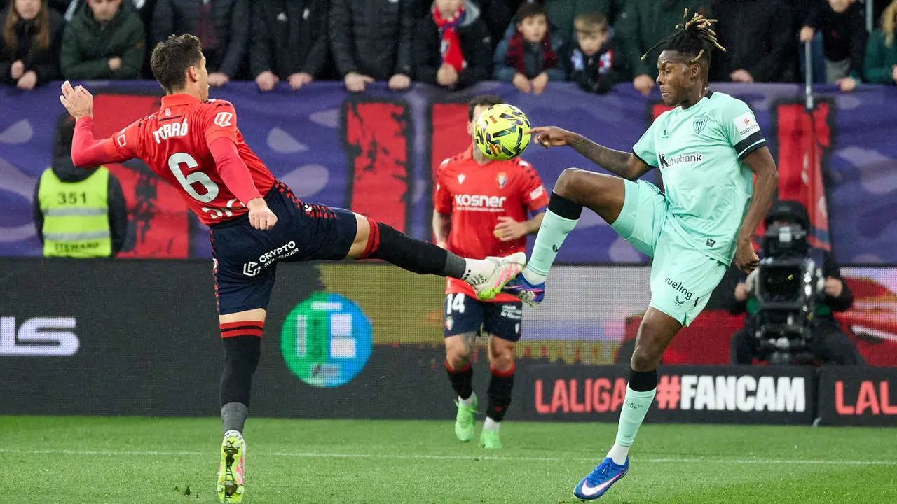 Lucas Torr&oacute; (6. CA Osasuna) y Nico Williams (10. Athletic Club) durante el partido de La Liga EA Sports entre CA Osasuna y Athletic Club disputado en el estadio de El Sadar en Pamplona. I&Ntilde;IGO ALZUGARAY