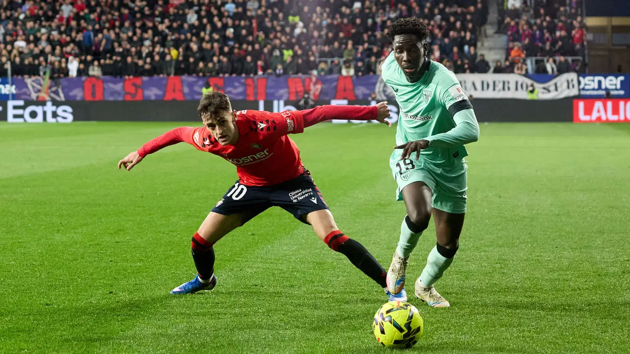 Aimar Oroz (10. CA Osasuna) y Adama Boiro (19. Athletic Club) durante el partido de La Liga EA Sports entre CA Osasuna y Athletic Club disputado en el estadio de El Sadar en Pamplona. I&Ntilde;IGO ALZUGARAY