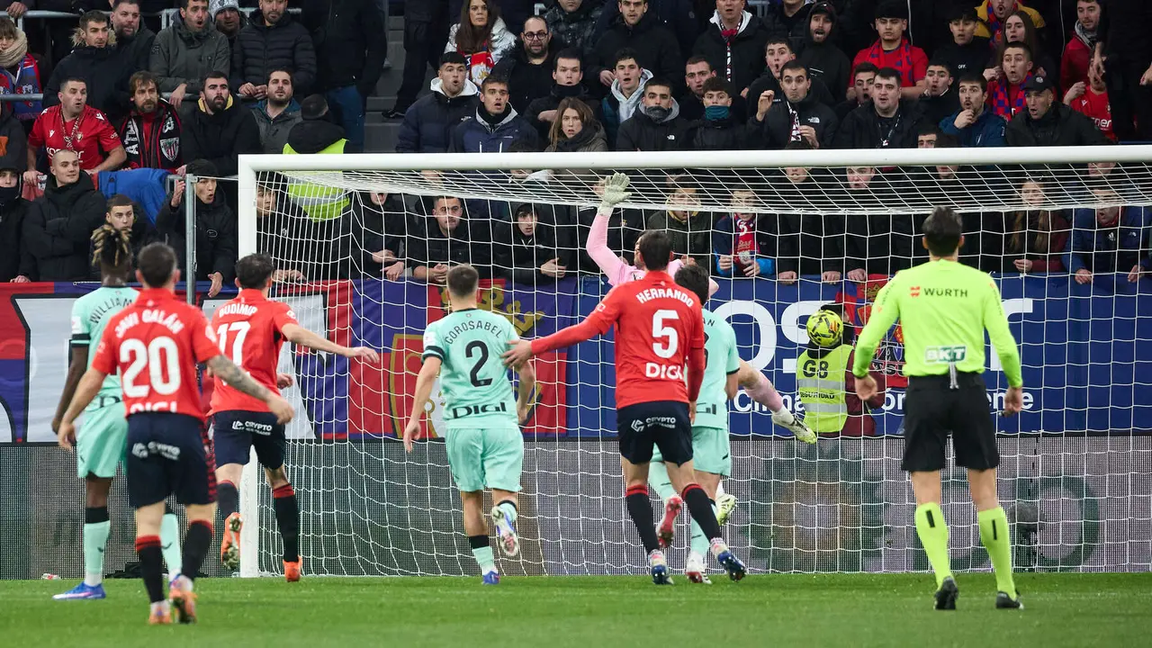 Los jugadores de Osasuna celebran el gol de Rub&eacute;n Garc&iacute;a (1-0) durante el partido de La Liga EA Sports entre CA Osasuna y Athletic Club disputado en el estadio de El Sadar en Pamplona. I&Ntilde;IGO ALZUGARAY