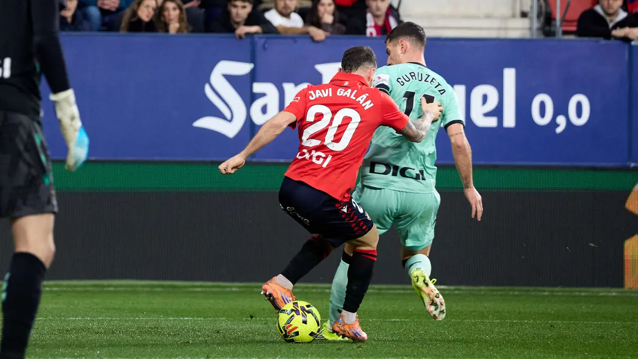 Javi Gal&aacute;n (20. CA Osasuna) y Gorka Guruzeta (11. Athletic Club) durante el partido de La Liga EA Sports entre CA Osasuna y Athletic Club disputado en el estadio de El Sadar en Pamplona. I&Ntilde;IGO ALZUGARAY