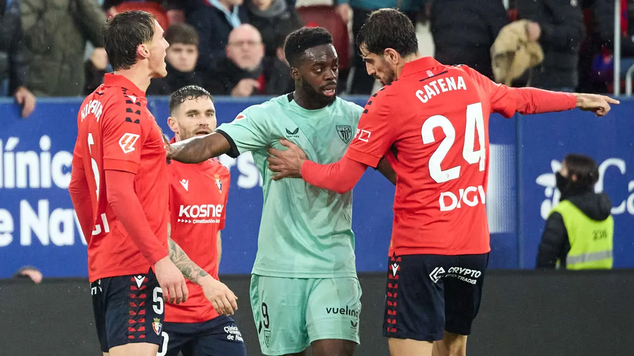Jorge Herrando (5. CA Osasuna), Javi Gal&aacute;n (20. CA Osasuna), I&ntilde;aki Williams (9. Athletic Club) y Alejandro Catena (24. CA Osasuna) durante el partido de La Liga EA Sports entre CA Osasuna y Athletic Club disputado en el estadio de El Sadar en Pamplona. I&Ntilde;IGO ALZUGARAY