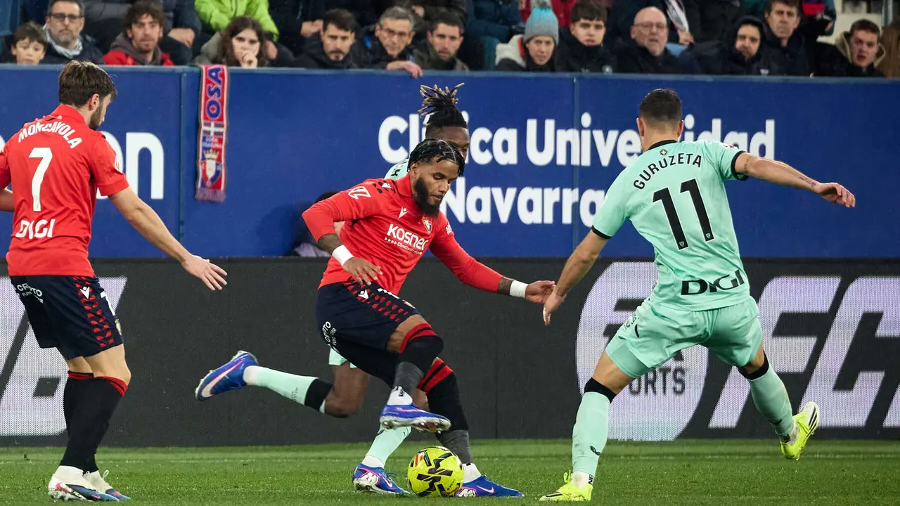 Jon Moncayola (7. CA Osasuna), Valentin Rosier (19. CA Osasuna), Nico Williams (10. Athletic Club) y Gorka Guruzeta (11. Athletic Club) durante el partido de La Liga EA Sports entre CA Osasuna y Athletic Club disputado en el estadio de El Sadar en Pamplona. I&Ntilde;IGO ALZUGARAY
