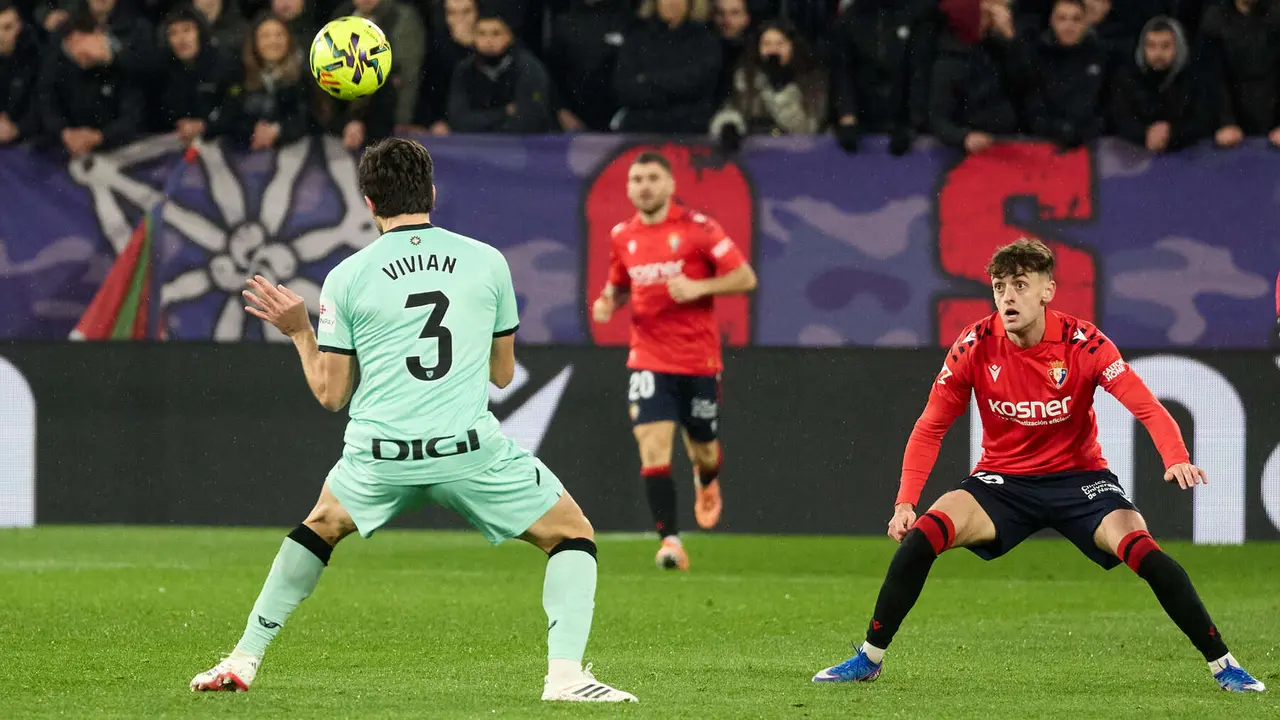 Dani Vivian (3. Athletic Club) y Aimar Oroz (10. CA Osasuna) durante el partido de La Liga EA Sports entre CA Osasuna y Athletic Club disputado en el estadio de El Sadar en Pamplona. I&Ntilde;IGO ALZUGARAY