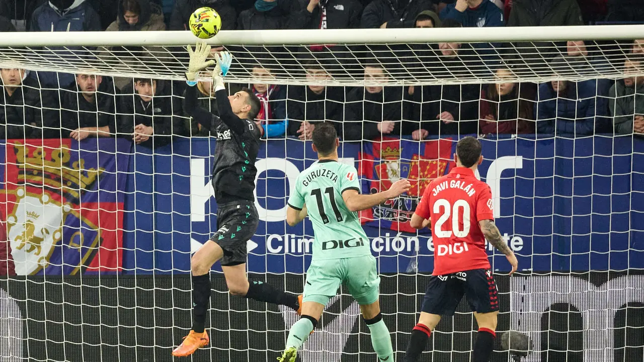 Sergio Herrera (1. CA Osasuna), Gorka Guruzeta (11. Athletic Club) y Javi Gal&aacute;n (20. CA Osasuna) durante el partido de La Liga EA Sports entre CA Osasuna y Athletic Club disputado en el estadio de El Sadar en Pamplona. I&Ntilde;IGO ALZUGARAY