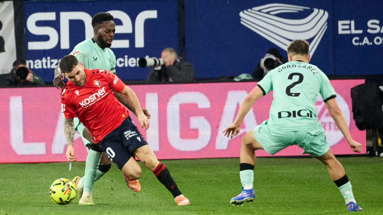 Javi Gal&aacute;n (20. CA Osasuna), I&ntilde;aki Williams (9. Athletic Club) y Andoni Gorosabel (2. Athletic Club) durante el partido de La Liga EA Sports entre CA Osasuna y Athletic Club disputado en el estadio de El Sadar en Pamplona. I&Ntilde;IGO ALZUGARAY