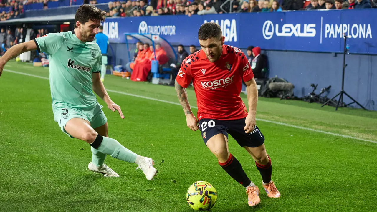 Dani Vivian (3. Athletic Club) y Javi Gal&aacute;n (20. CA Osasuna) durante el partido de La Liga EA Sports entre CA Osasuna y Athletic Club disputado en el estadio de El Sadar en Pamplona. I&Ntilde;IGO ALZUGARAY