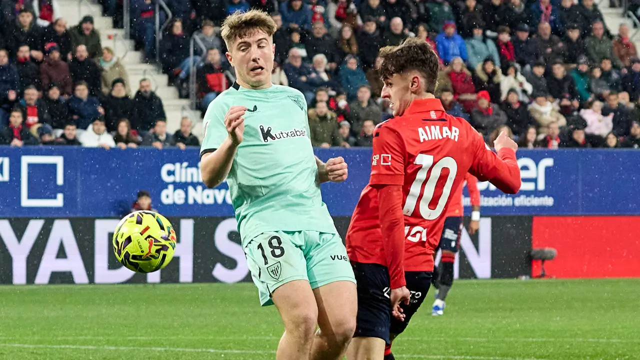 Mikel Jauregizar (18. Athletic Club) y Aimar Oroz (10. CA Osasuna) durante el partido de La Liga EA Sports entre CA Osasuna y Athletic Club disputado en el estadio de El Sadar en Pamplona. I&Ntilde;IGO ALZUGARAY