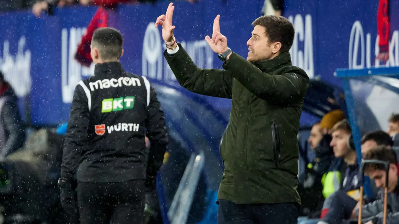 Alessio Lisci (entrenador CA Osasuna) durante el partido de La Liga EA Sports entre CA Osasuna y Athletic Club disputado en el estadio de El Sadar en Pamplona. I&Ntilde;IGO ALZUGARAY