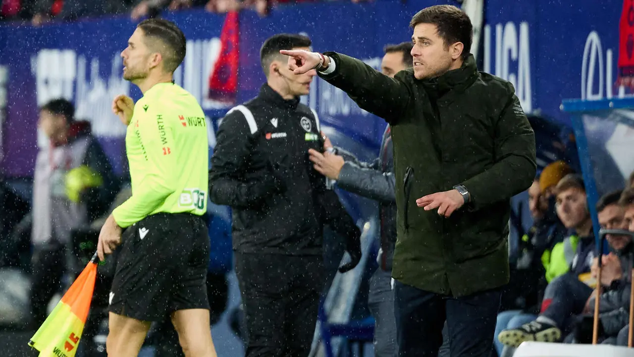 Alessio Lisci (entrenador CA Osasuna) durante el partido de La Liga EA Sports entre CA Osasuna y Athletic Club disputado en el estadio de El Sadar en Pamplona. I&Ntilde;IGO ALZUGARAY
