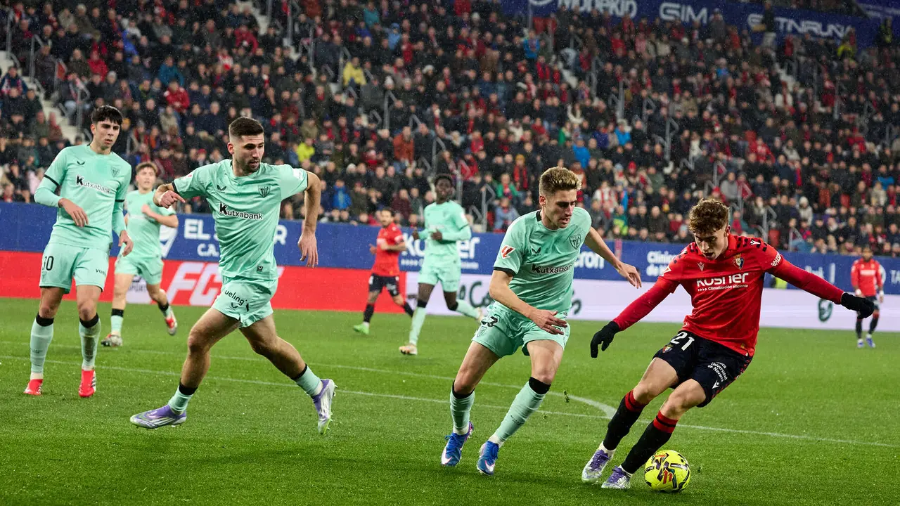 Jes&uacute;s Areso (12. Athletic Club), Yuri Berchiche (17. Athletic Club) y V&iacute;ctor Mu&ntilde;oz (21. CA Osasuna) durante el partido de La Liga EA Sports entre CA Osasuna y Athletic Club disputado en el estadio de El Sadar en Pamplona. I&Ntilde;IGO ALZUGARAY