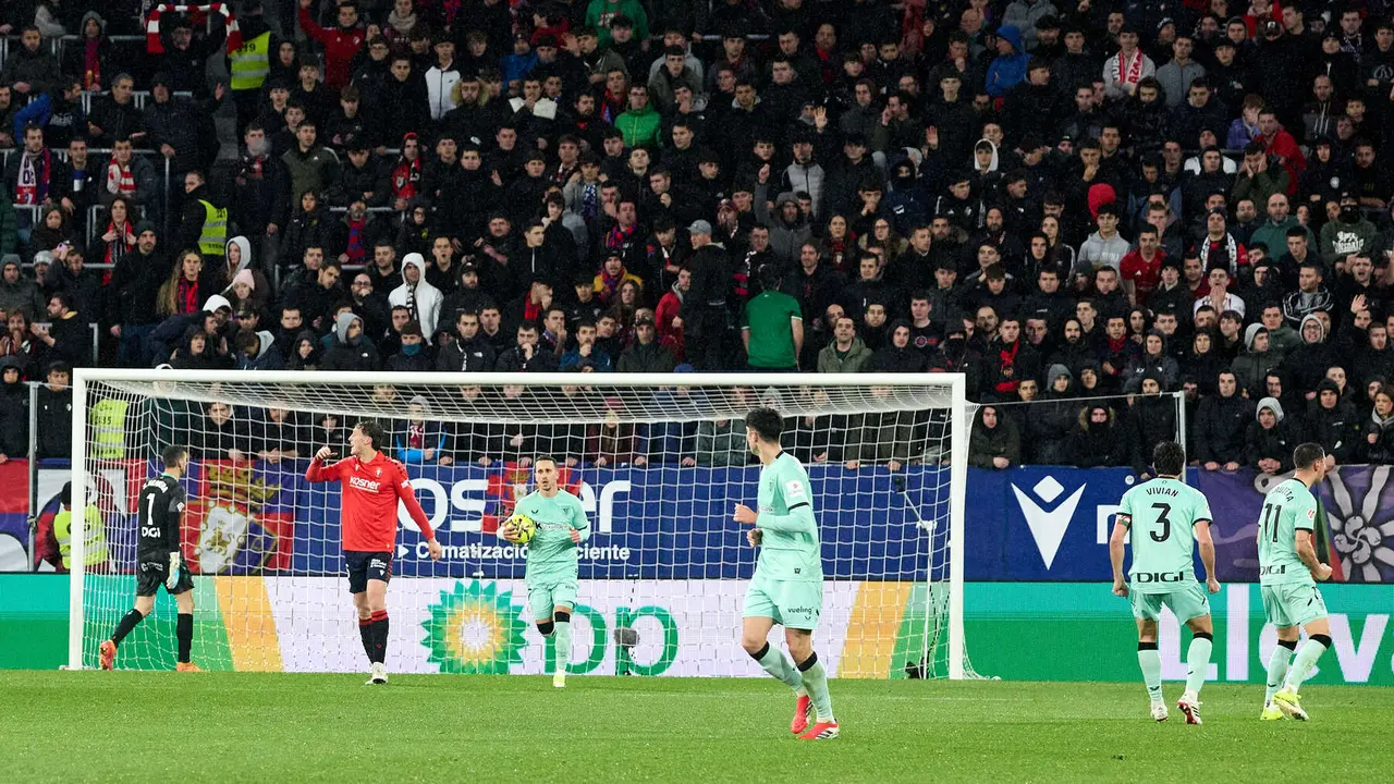 Los jugadores del Athletic Club celebran el gol de Gorka Guruzeta (1-1) durante el partido de La Liga EA Sports entre CA Osasuna y Athletic Club disputado en el estadio de El Sadar en Pamplona. I&Ntilde;IGO ALZUGARAY