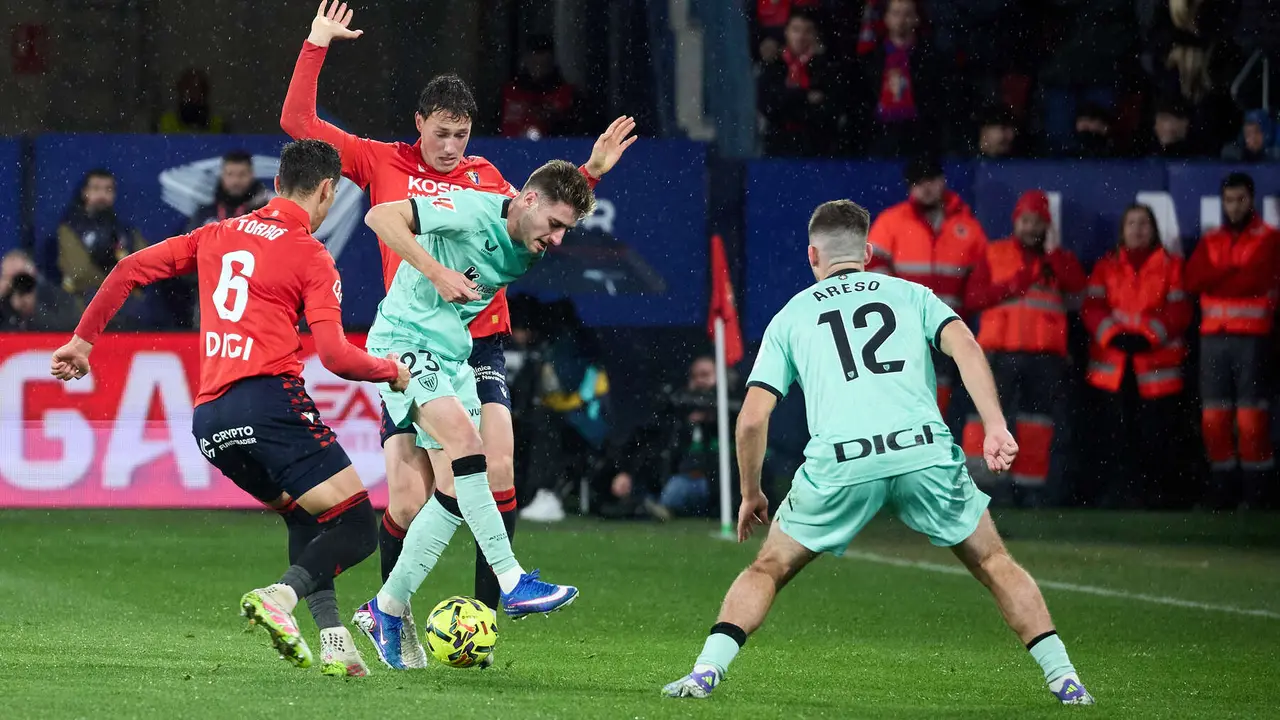 Lucas Torr&oacute; (6. CA Osasuna), Jorge Herrando (5. CA Osasuna), Robert Navarro (23. Athletic Club) y Jes&uacute;s Areso (12. Athletic Club) durante el partido de La Liga EA Sports entre CA Osasuna y Athletic Club disputado en el estadio de El Sadar en Pamplona. I&Ntilde;IGO ALZUGARAY