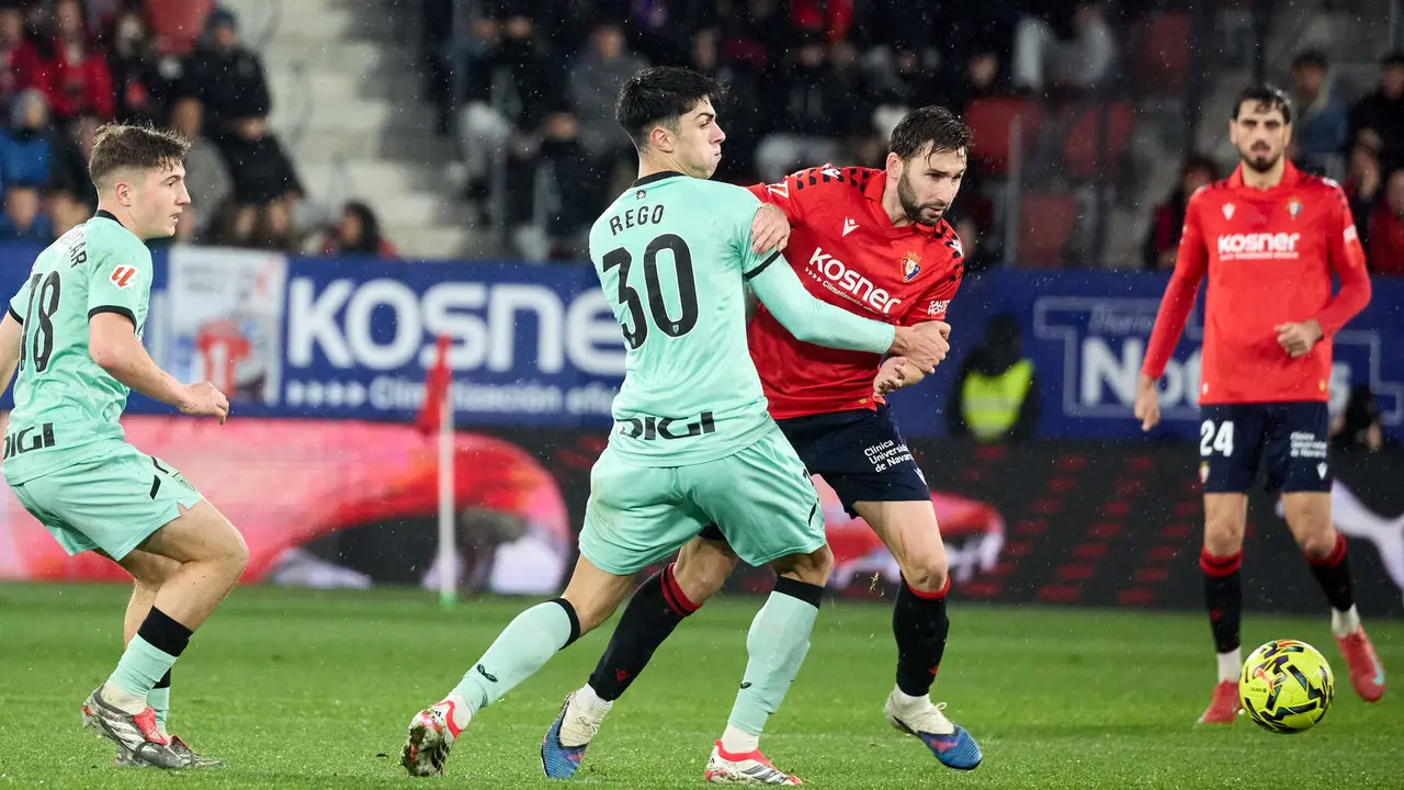 Alejandro Rego (30. Athletic Club) y Jon Moncayola (7. CA Osasuna) durante el partido de La Liga EA Sports entre CA Osasuna y Athletic Club disputado en el estadio de El Sadar en Pamplona. I&Ntilde;IGO ALZUGARAY