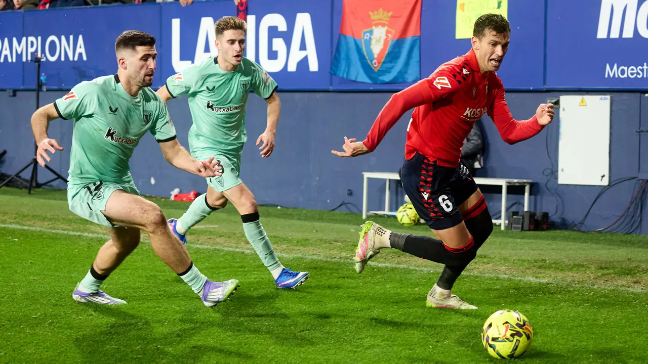 Jes&uacute;s Areso (12. Athletic Club), Robert Navarro (23. Athletic Club) y Lucas Torr&oacute; (6. CA Osasuna) durante el partido de La Liga EA Sports entre CA Osasuna y Athletic Club disputado en el estadio de El Sadar en Pamplona. I&Ntilde;IGO ALZUGARAY