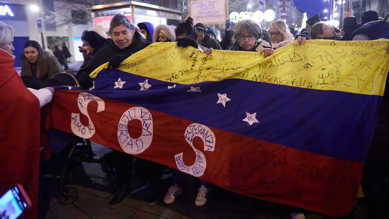 Varias personas de la comunidad venezolana en Navarra se concentran en Pamplona tras los &uacute;ltimos acontecimientos en su pa&iacute;s. I&Ntilde;IGO ALZUGARAY