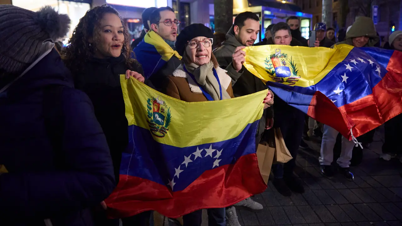 Varias personas de la comunidad venezolana en Navarra se concentran en Pamplona tras los &uacute;ltimos acontecimientos en su pa&iacute;s. I&Ntilde;IGO ALZUGARAY