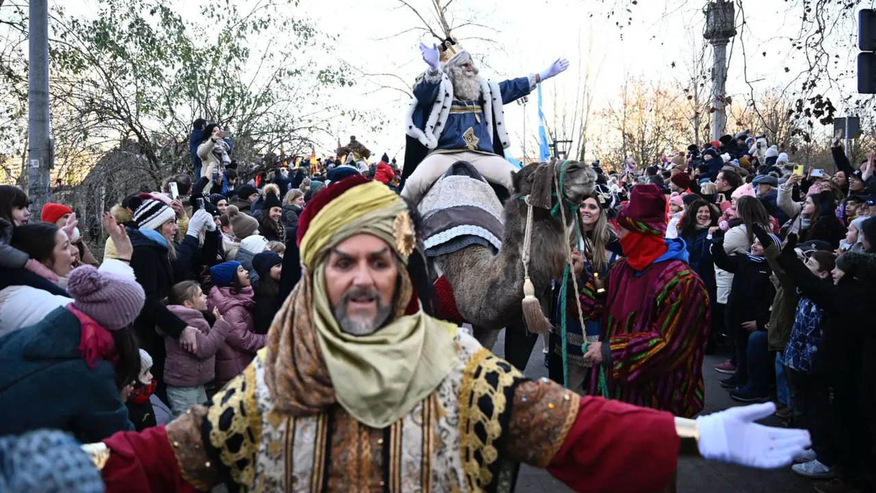 Los Reyes Magos acceden a Pamplona por el Portal de Fracia. PABLO LASAOSA