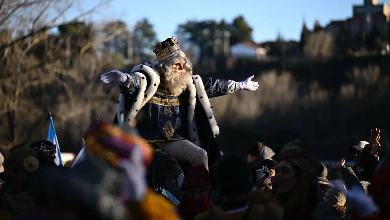 Los Reyes Magos entran en Pamplona por el Portal de Francia. PABLO LASAOSA