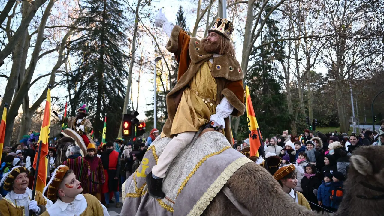 Los Reyes Magos entran en Pamplona por el Portal de Francia. PABLO LASAOSA